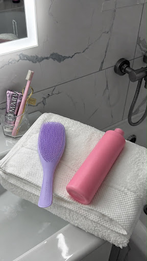 Acondicionador Desenredante de Seda Chapitrati con cepillo en baño de lujo